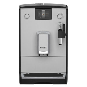 Automatický kávovar NIVONA NICR 555 v sivom prevedení s prehľadným farebným displejom a tryskou na mliečnu penu.