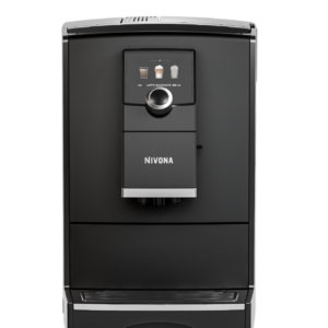 Moderný matný čierny kávovar NIVONA NICR 790 s OneTouch ovládaním a farebným displejom pripravujúci cappuccino.