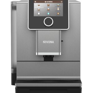 Luxusný dotykový kávovar NIVONA NICR 970 v titánovom prevedení s 5-palcovým displejom, chrómovými prvkami a funkciou prípravy dvoch mliečnych káv naraz.