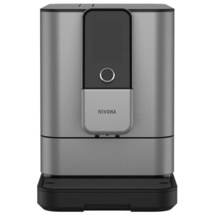 Moderný kávovar NIVONA NIVO 8'103 v titánovom prevedení s novou sparovacou jednotkou RomaticaPlus, farebným displejom a funkciou prípravy dvoch mliečnych káv súčasne.